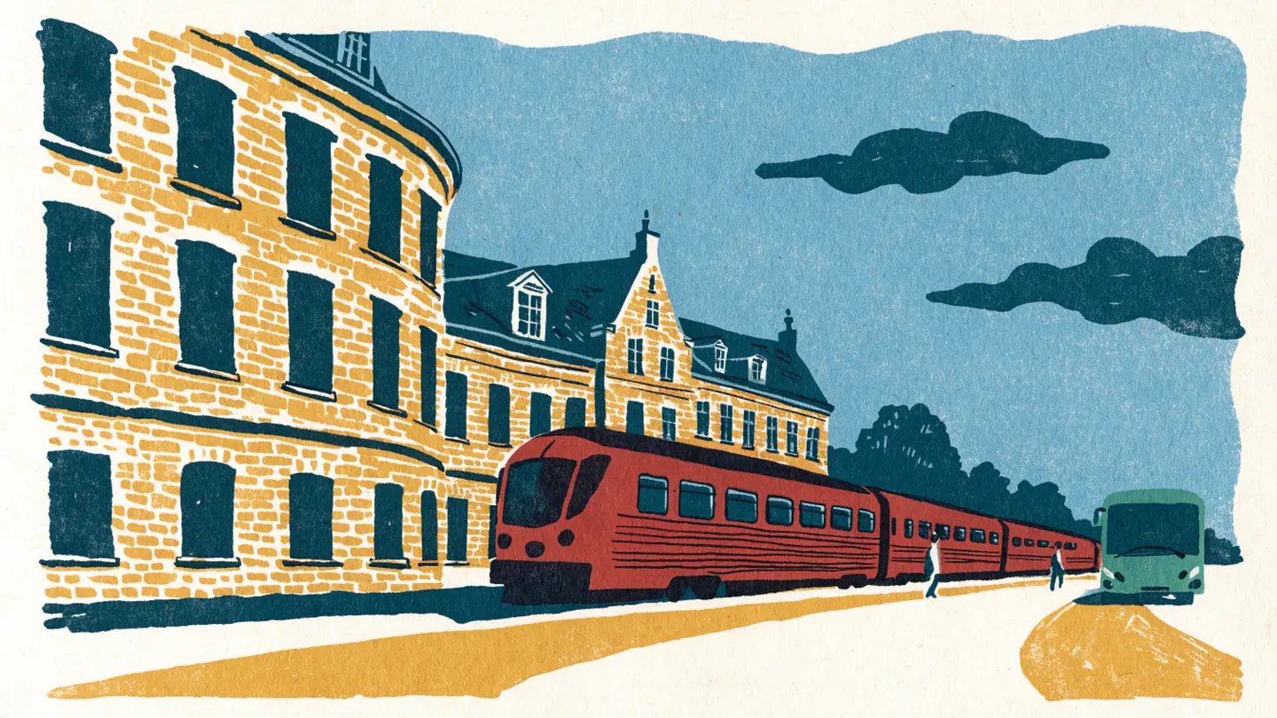 Illustrasjon av en jernbanestasjon i tegl med et rødt tog og en grønn buss